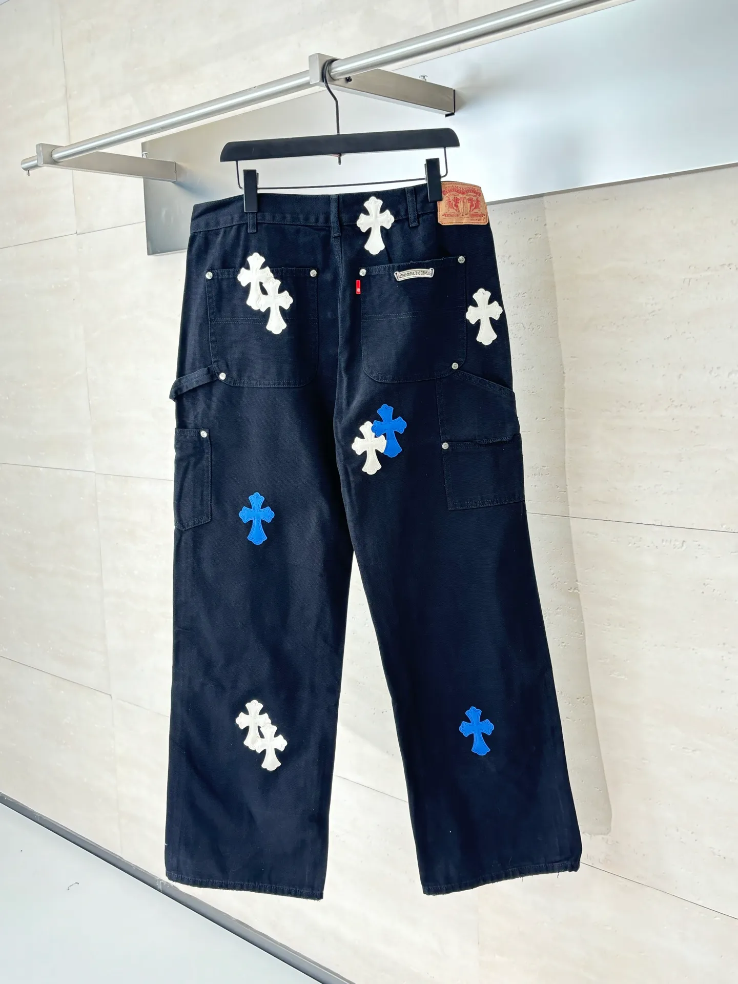 P670 Chrome Heart*/Chrome Heart CH leather work jeans are made of twill high-ounce washed denim fabric, exclusive ch-specific logging overalls pattern (not Levi's Vintage) custom-woven and dyed fabric, and the two-color cross is cowhide + sheepskin (all leather imported from Italy is custom-dyed separately, with consistent texture and no color difference). The stitch length, thread color, and wiring of the car are exactly the same. The inner lining is jacquard, with embroidery on the waist, 925 silver hardware, and heavy-duty washing and manual polishing.  Size: 32/34/36/38
